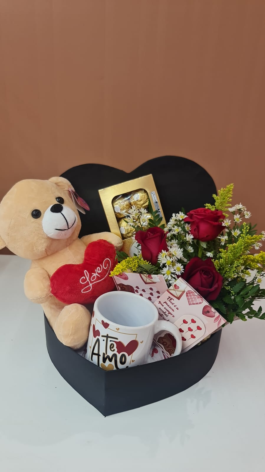 Cesta coração com urso, rosas e Ferrero Rocher para o Dia dos Namorados