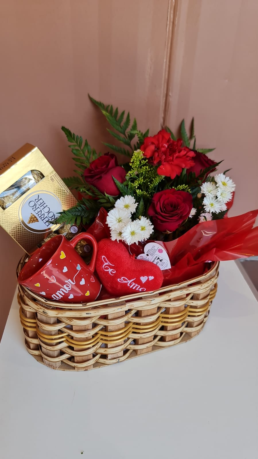 Cesta romântica de Dia dos Namorados com rosas vermelhas, margaridas e Ferrero Rocher
