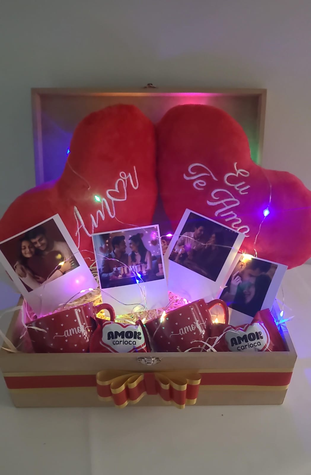 Caixa personalizada com fotos e canecas Amor Carioca para Dia dos Namorados