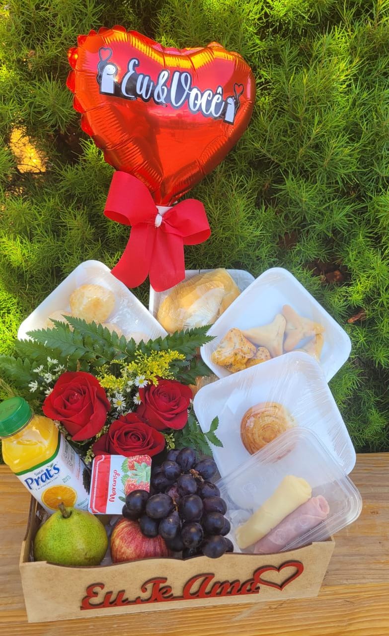 Cesta de café da manhã em Rondonópolis com pães, frutas e flores - Floricultura Tok Final